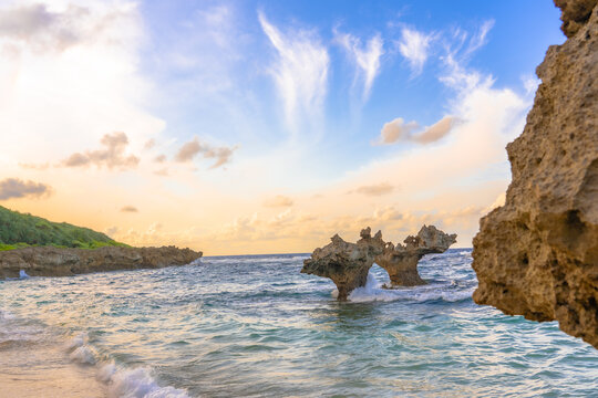 沖縄観光名所　ハートロックが見えるビーチ