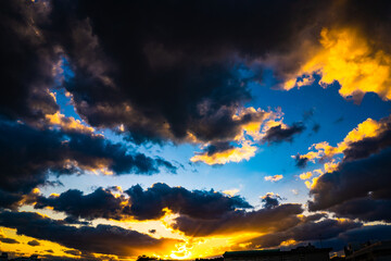 Fototapeta premium 幻想的な夕焼けに染まる空