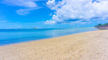 Fototapeta na wymiar 沖縄　夏のビーチと青い空と白い雲