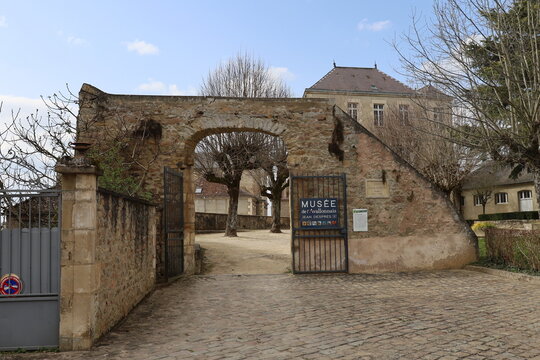 Le mus&eacute;e de l'Avallonnais ou mus&eacute;e Jean Despres, vu de l'ext&eacute;rieur, ville de Avallon, d&eacute;partement de l'Yonne, France