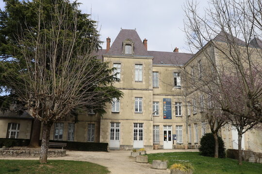 Le mus&eacute;e de l'Avallonnais ou mus&eacute;e Jean Despres, vu de l'ext&eacute;rieur, ville de Avallon, d&eacute;partement de l'Yonne, France