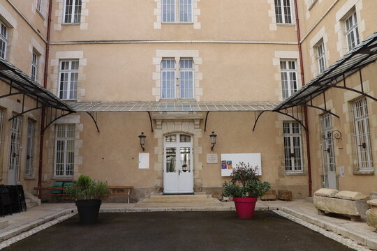 Le mus&eacute;e de l'Avallonnais ou mus&eacute;e Jean Despres, vu de l'ext&eacute;rieur, ville de Avallon, d&eacute;partement de l'Yonne, France