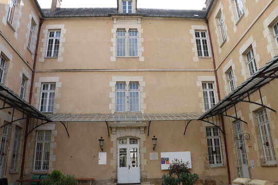 Le mus&eacute;e de l'Avallonnais ou mus&eacute;e Jean Despres, vu de l'ext&eacute;rieur, ville de Avallon, d&eacute;partement de l'Yonne, France