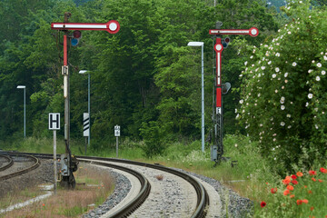 Bahnanlage mit alten analogen Signalanlagen im Lahntal