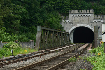 Fototapeta na wymiar Bahnstrecke mit Tunnelportal im Lahntal