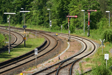 Bahnanlage mit alten analogen Signalanlagen im Lahntal