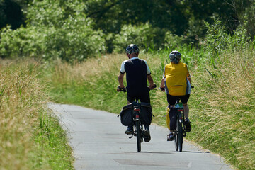 Radfahrer mit Gepäck unterwegs im Sommer auf dem Lahn-Radweg
