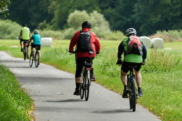 Radfahrer unterwegs auf dem Lahn-Radweg im sonnigen Spätsommer