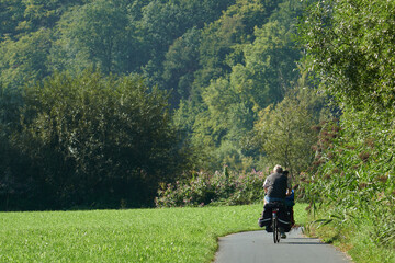 Radfahrer unterwegs auf dem Lahn-Radweg im sonnigen Sp&auml;tsommer