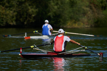 Mann im Einer rudert auf der Lahn