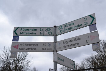 Schild mit Wegweiser nach Oestrich, Hattersheim, Eltville und Rüdesheim
