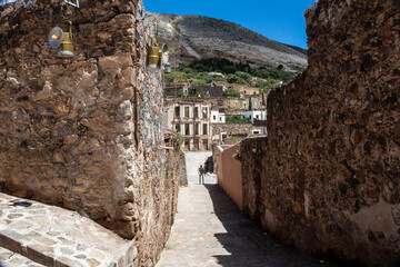 Calle Real de Catorce al fondo hotel abandonado