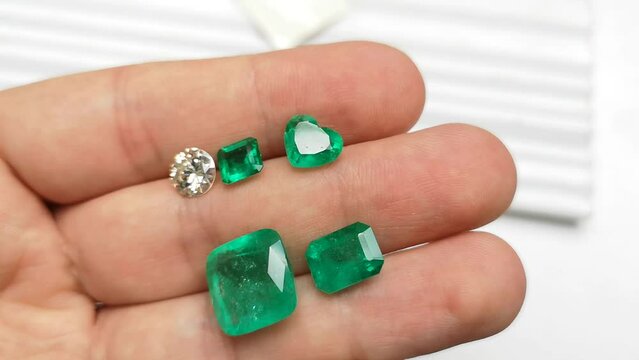 emerald crystals  natural gemstone for jewetry , stone hight quality and natural diamond 