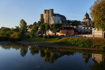Fototapeta na wymiar Die Burg Runkel an einem sonnigen Herbstmorgen