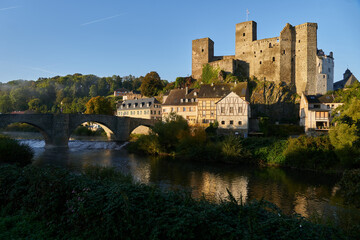 Fototapeta na wymiar Die Burg Runkel und die historische Lahnbrücke an einem sonnigen Herbstmorgen