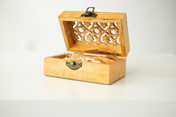 Caja de madera tallada