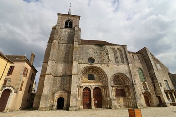 Fototapeta na wymiar L'église collégiale Saint Lazare d'Avallon, de style roman, ville de Avallon, département de l'Yonne, France