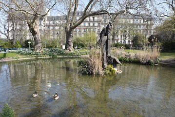 Oies grises au parc des Batignolles à Paris. France - obrazy, fototapety, plakaty