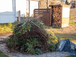 Haufen mit Gartenabfällen im eigenen Garten