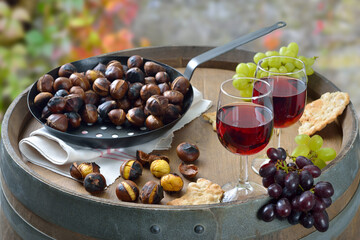 Im Herbst beim Törggelen in Südtirol mit heißen Maroni und Schüttelbrot serviert mit Rotwein...