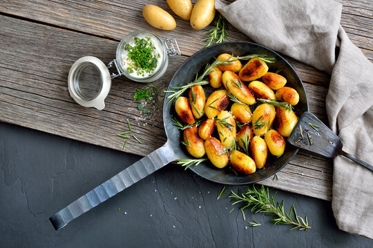 Gebratenen Rosmarinkartoffeln aus der Eisenpfanne, dazu deftiger Kr&auml;uterquark &ndash; Hearty fried baby potatoes with rosemary and herb curd