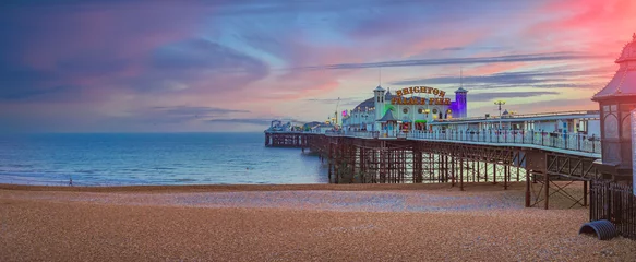 Poster Im Rahmen Pier von Brighton, Großbritannien während des Sonnenuntergangs © Peppygraphics