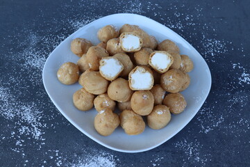 Windbeutel. Mini-Windbeutel.