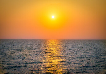 Obraz premium Dramatic sunset over the sea.