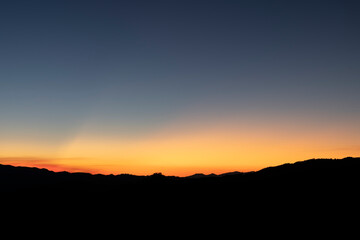 Obraz premium The sunset skies from blue to orange with stunning colors.