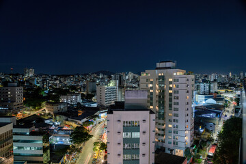 Imagem aérea de prédios, tráfego e vida noturna na cidade de Belo Horizonte, estado de Minas...