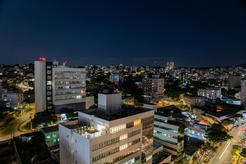 Imagem aérea de prédios, tráfego e vida noturna na cidade de Belo Horizonte, estado de Minas...