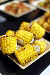 mazorcas de maíz, cocinadas en un plato