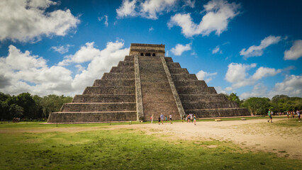Fototapeta na wymiar Mexico, Chichen Itza, Yucatan. Mayan pyramid of Kukulcan
