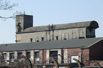 Stara zrujnowana fabryka przemysłowa w europie. 