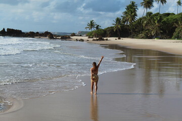 Mulher de costas fazendo topless na praia naturista de Tambaba, CONDE, PARAÍBA
