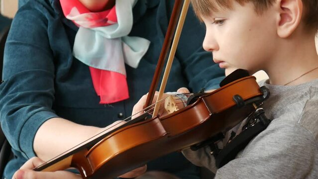 Enfant avec le violon photo stock. Image du insousiant - 11600632