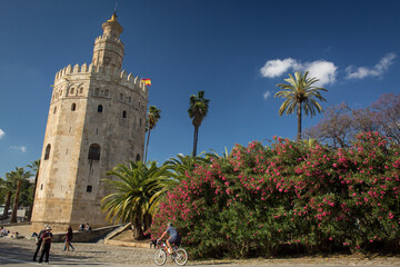 Fototapeta na wymiar The Oro Tower on the Alcalde Marques del Contadero Walk