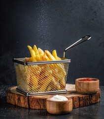 
fried fries in a basket