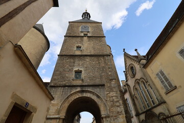 Fototapeta na wymiar Le beffroi ou tour de l'horloge, construit au 15eme siecle, ville de Avallon, département de l'Yonne, France
