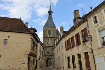 Fototapeta na wymiar Le beffroi ou tour de l'horloge, construit au 15eme siecle, ville de Avallon, département de l'Yonne, France
