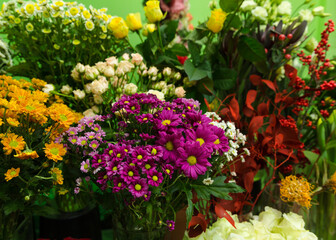 Fototapeta na wymiar beautiful bright interior of a flower shop in Ukraine with bouquets collected by professional florists