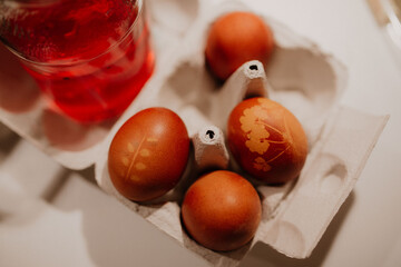 Ostereier natürlich färben mit Zwiebelschale, Rote Beete und Petersilie