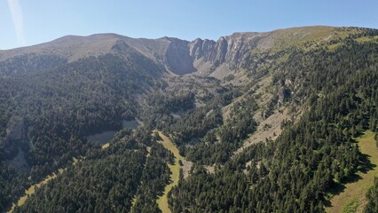 survol du massif des Pyrénées et des forets dans les Pyrénées-Orientales, sud de la France, parc naturel des Bouillouses