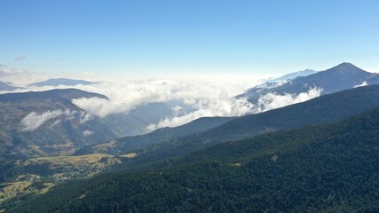 survol du massif des Pyrénées et des forets dans les Pyrénées-Orientales, sud de la France, parc naturel des Bouillouses