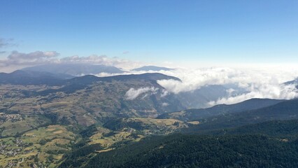 Naklejka premium survol du massif des Pyrénées et des forets dans les Pyrénées-Orientales, sud de la France, parc naturel des Bouillouses