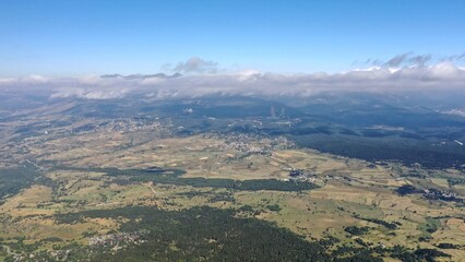 survol du massif des Pyrénées et des forets dans les Pyrénées-Orientales, sud de la France, parc naturel des Bouillouses