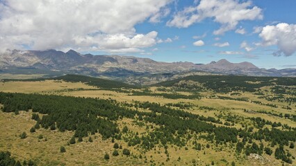 survol du massif des Pyrénées et des forets dans les Pyrénées-Orientales, sud de la France, parc naturel des Bouillouses