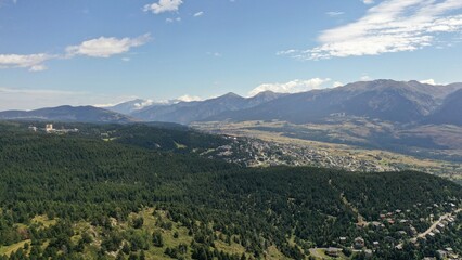 survol du massif des Pyrénées et des forets dans les Pyrénées-Orientales, sud de la France, parc naturel des Bouillouses
