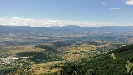 Fototapeta premium survol du massif des Pyrénées et des forets dans les Pyrénées-Orientales, sud de la France, parc naturel des Bouillouses
