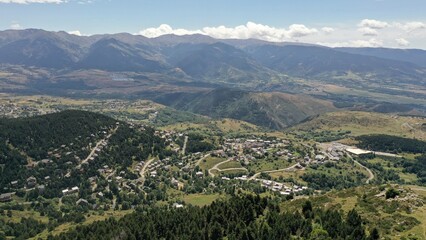 survol du massif des Pyrénées et des forets dans les Pyrénées-Orientales, sud de la France, parc naturel des Bouillouses